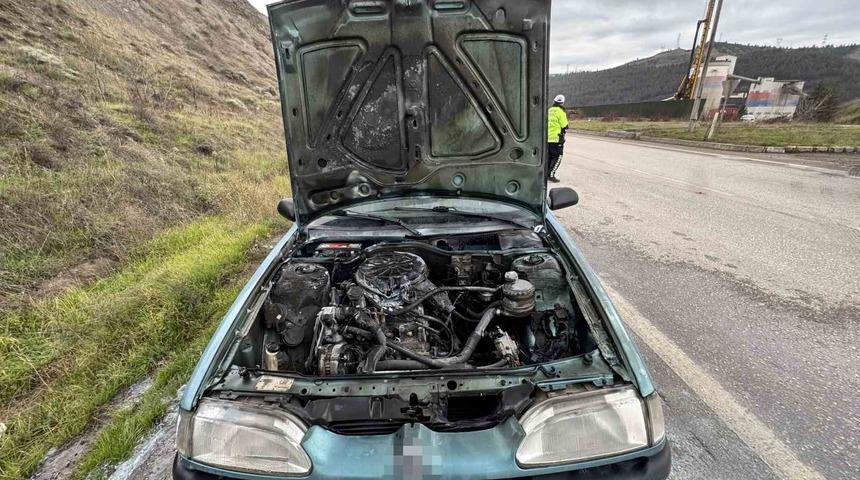 Seyir halindeki otomobilde çıkan yangın söndürüldü