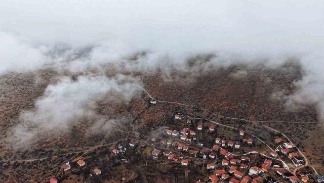 Çankırı’da sis ve kızıla bürünen ormanların buluşması mest etti 1