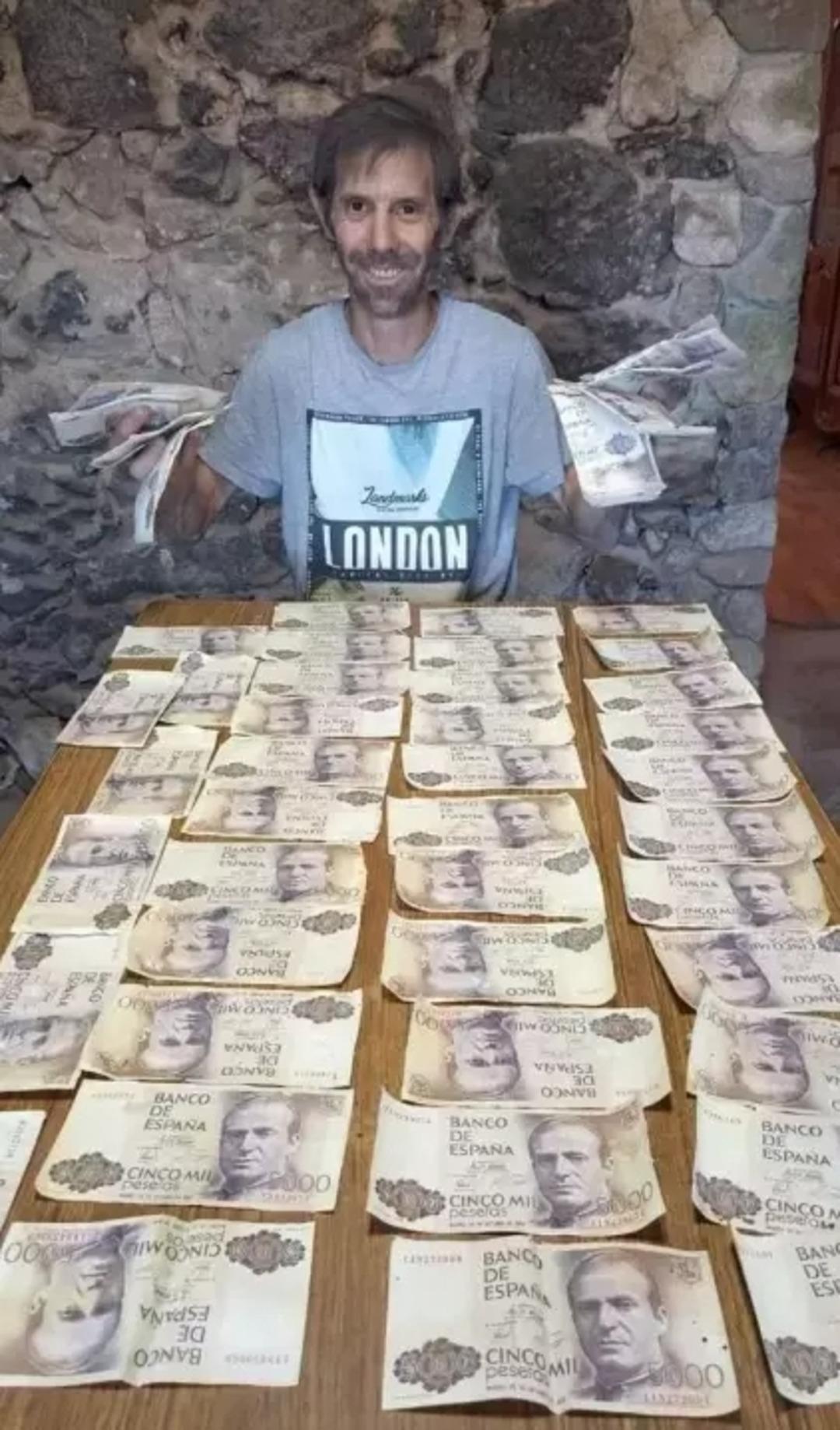 Duvara balyozu vurunca hayatının şokunu yaşadı! 2