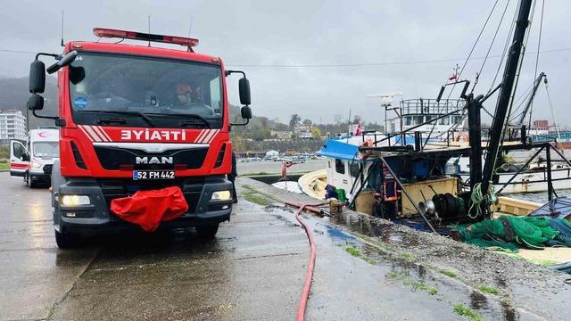 Ordu’da su alarak batma tehlikesi olan tekneye ekipler müdahale etti