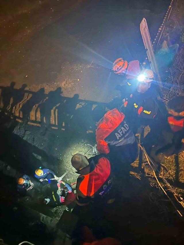 Ağrı’da köprüden düşen kişi ekiplerin hızlı müdahalesiyle kurtarıldı 1