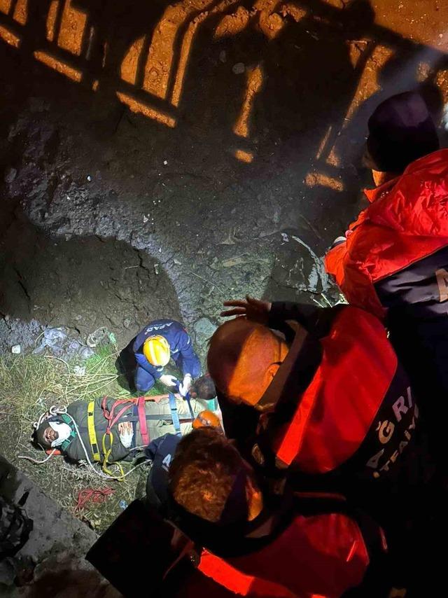 Ağrı’da köprüden düşen kişi ekiplerin hızlı müdahalesiyle kurtarıldı 2