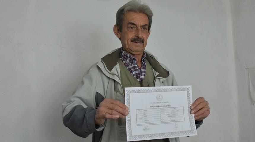 Üç dil biliyordu: Liseyi 70 yaşında bitiren emekli, üniversite sınavına hazırlanıyor!