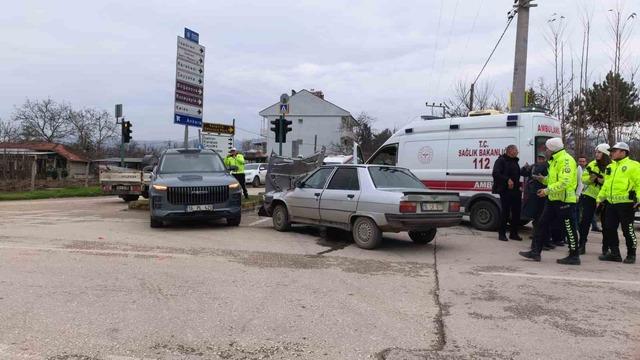 Işık ihlali kaza getirdi: 2 yaralı 3