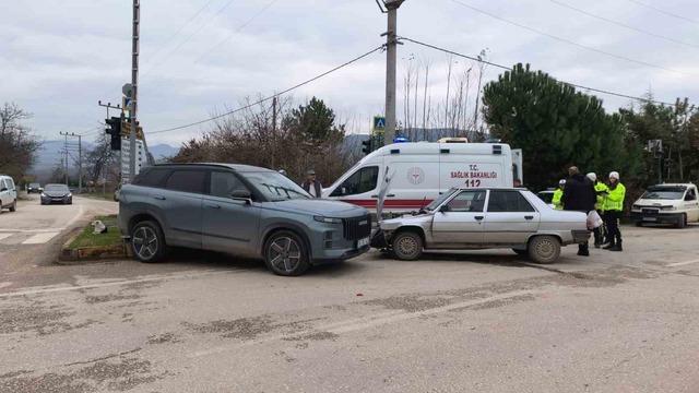 Işık ihlali kaza getirdi: 2 yaralı 4