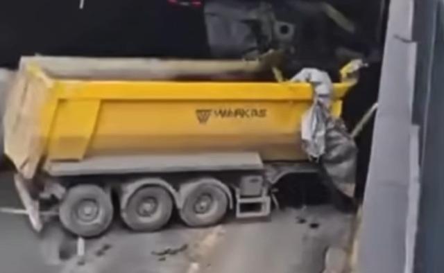 Kontrolden çıkan hafriyat kamyonu başka bir araca ve alt geçide çarptı 1