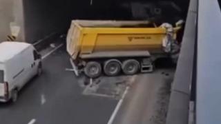 Kontrolden çıkan hafriyat kamyonu başka bir araca ve alt geçide çarptı