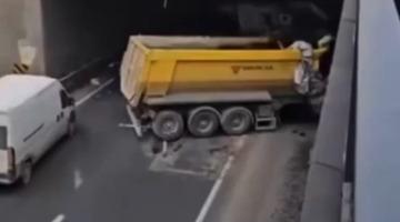 Kontrolden çıkan hafriyat kamyonu başka bir araca ve alt geçide çarptı