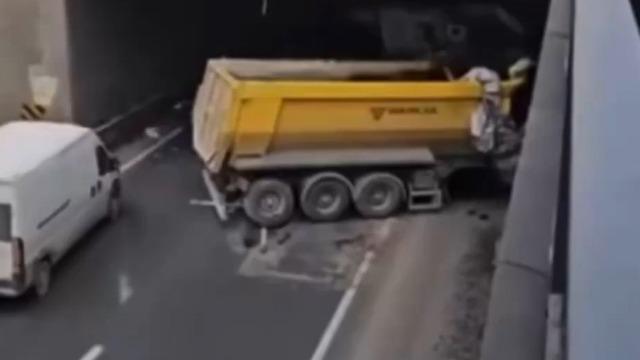 Kontrolden çıkan hafriyat kamyonu başka bir araca ve alt geçide çarptı