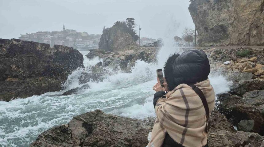 Amasra’da dalga boyu 3 metreye ulaştı