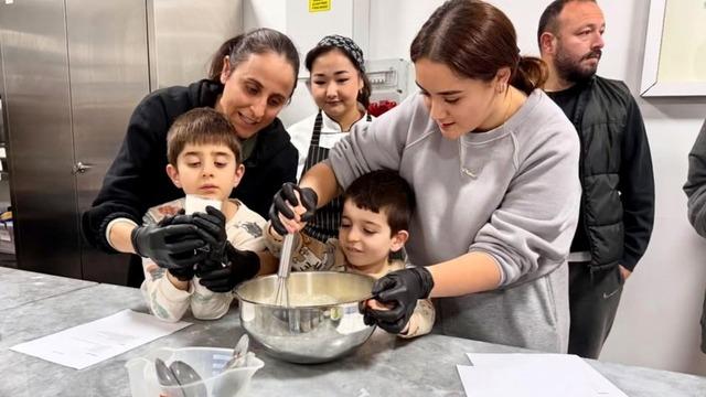 Özel bireyler mutfağa girdi, hem eğlendiler hem pişirdiler