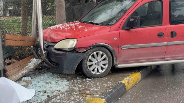 Sürücüsüz hareket eden araç durağa çarptı 1