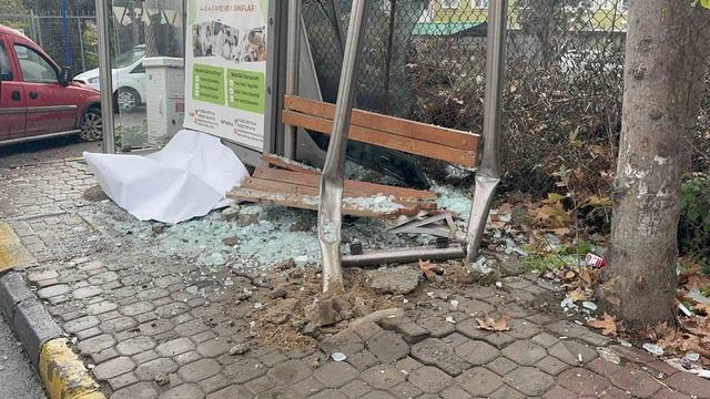 Sürücüsüz hareket eden araç durağa çarptı 2