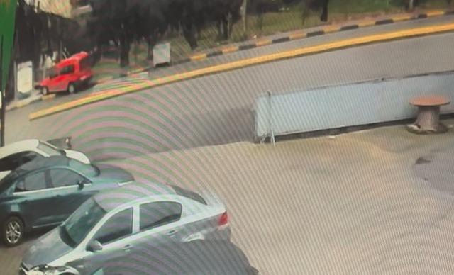 Sürücüsüz hareket eden araç durağa çarptı 3