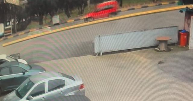 Sürücüsüz hareket eden araç durağa çarptı 4