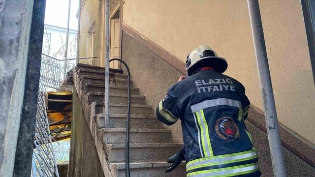 Elazığ’da metruk binada yangın 1
