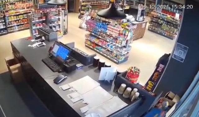 Tunceli’de 4.2’lik deprem anı güvenlik kamerasına yansıdı 1