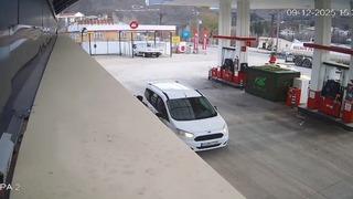 Tunceli’de 4.2’lik deprem anı güvenlik kamerasına yansıdı