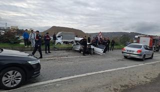 Kamyonla çarpışan otomobil ikiye bölündü: 1 ölü, 2 yaralı