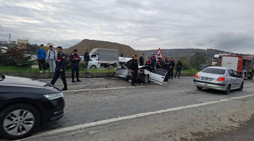 Kamyonla çarpışan otomobil ikiye bölündü: 1 ölü, 2 yaralı