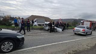 Kamyonla çarpışan otomobil ikiye bölündü: 1 ölü, 2 yaralı