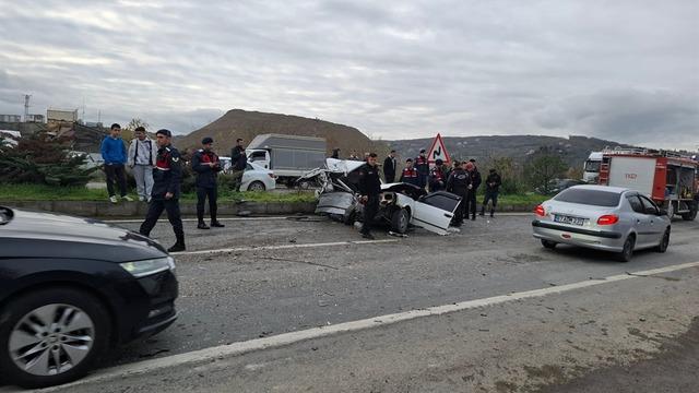 Kamyonla çarpışan otomobil ikiye bölündü: 1 ölü, 2 yaralı