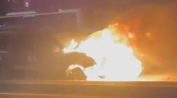 Esenyurt D-100 Karayolu'nda hafif ticari araç alev alev yandı