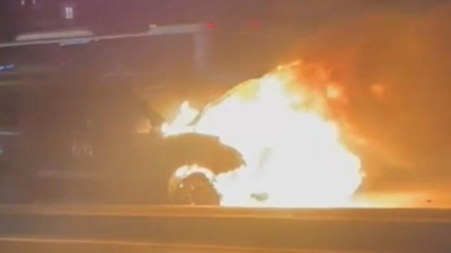 Esenyurt D-100 Karayolu'nda hafif ticari araç alev alev yandı