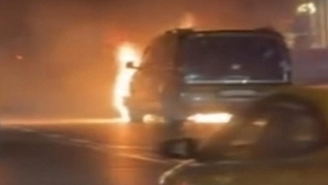 Esenyurt D-100 Karayolu nda hafif ticari araç alev alev yandı 1