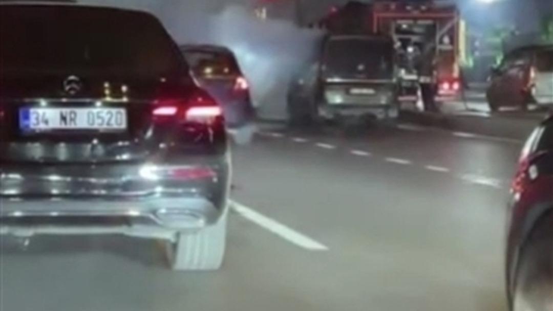 Esenyurt D-100 Karayolu nda hafif ticari araç alev alev yandı 2