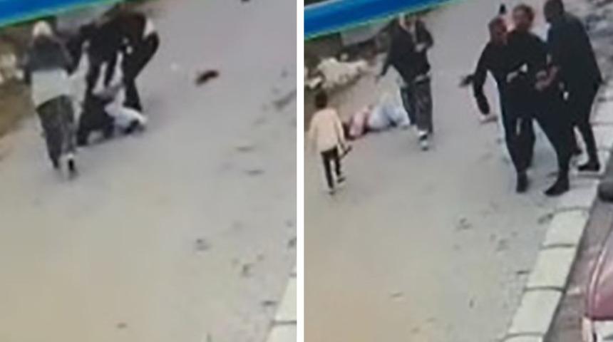 Dehşet anları kamerada! Boşanma aşamasındaki eşini boğazından ve sırtından bıçakladı