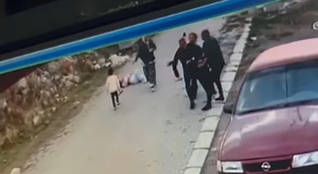 Dehşet anları kamerada! Boşanma aşamasındaki eşini boğazından ve sırtından bıçakladı 1