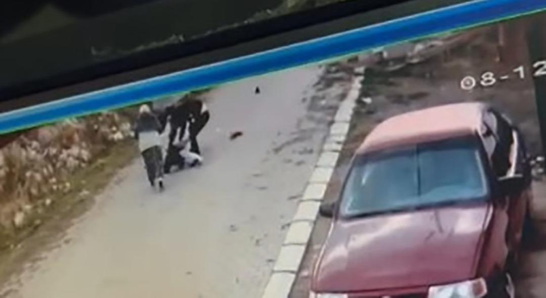 Dehşet anları kamerada! Boşanma aşamasındaki eşini boğazından ve sırtından bıçakladı 2