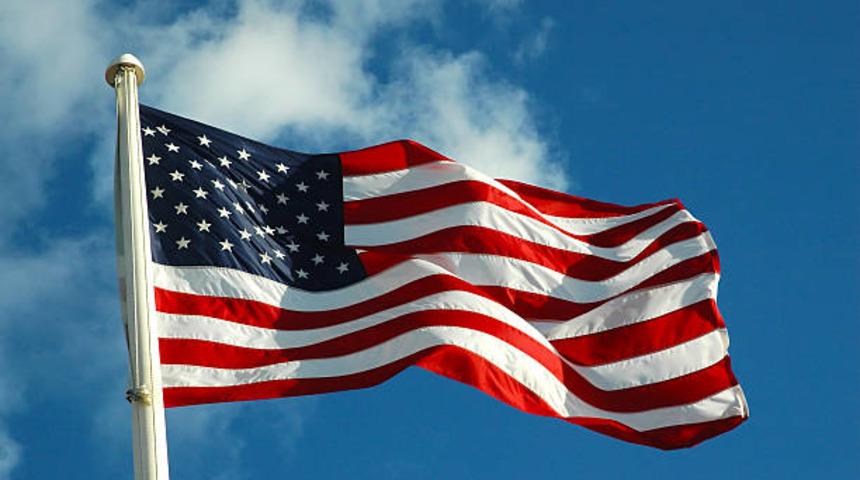 ABD’de küçük bir uçak, seyir halindeki otomobilin üzerine acil iniş yaptı