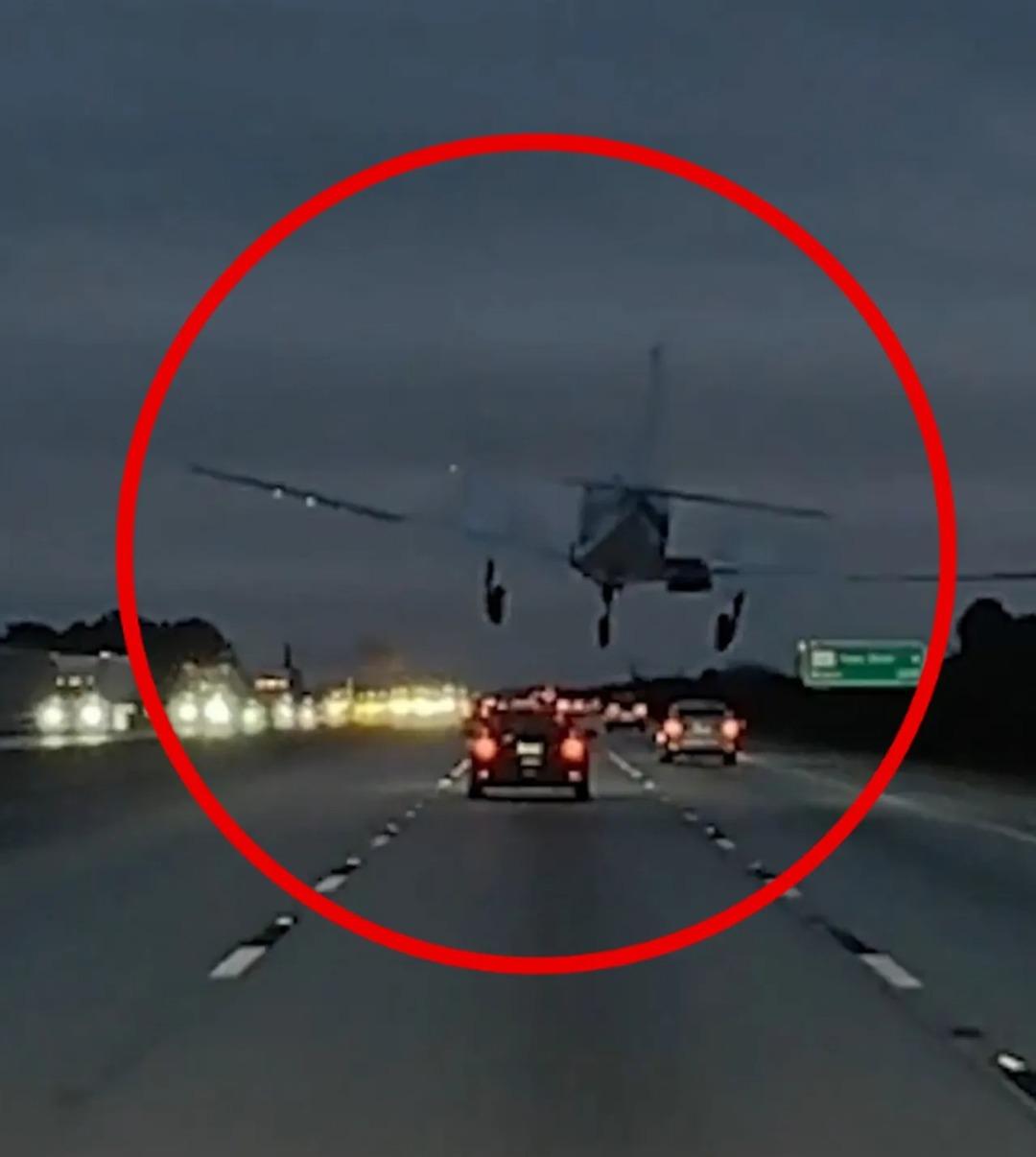 ABD’de küçük bir uçak, seyir halindeki otomobilin üzerine acil iniş yaptı 1