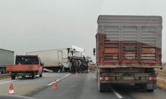 Tır yol kenarındaki tırın dorsesine çarptı: 1 yaralı 2