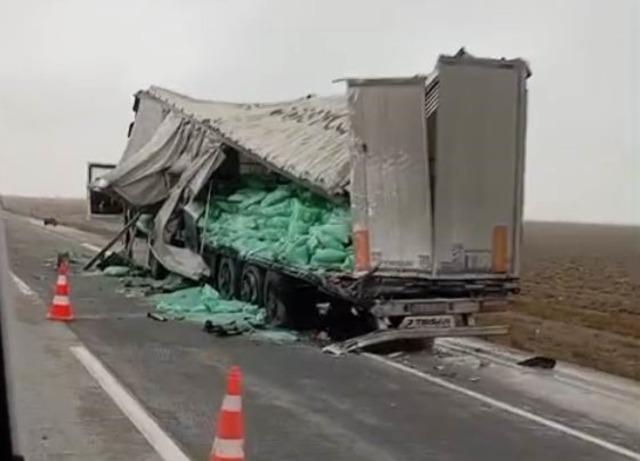 Tır yol kenarındaki tırın dorsesine çarptı: 1 yaralı 1