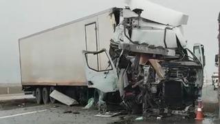 Tır yol kenarındaki tırın dorsesine çarptı: 1 yaralı