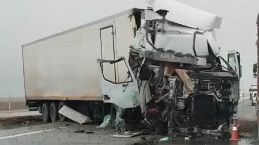 Tır yol kenarındaki tırın dorsesine çarptı: 1 yaralı