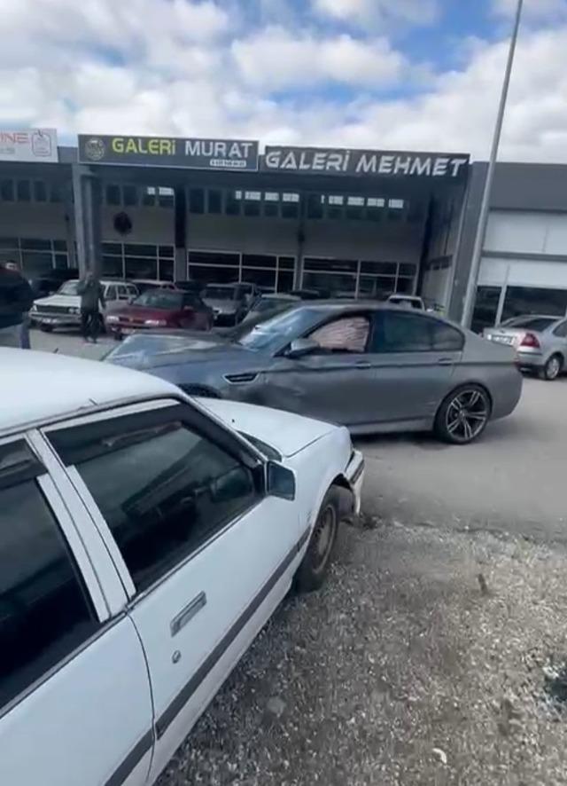 Temizlenmesi için bırakılan lüks otomobili izinsiz alıp 3 araca çarptı: 1 yaralı 3