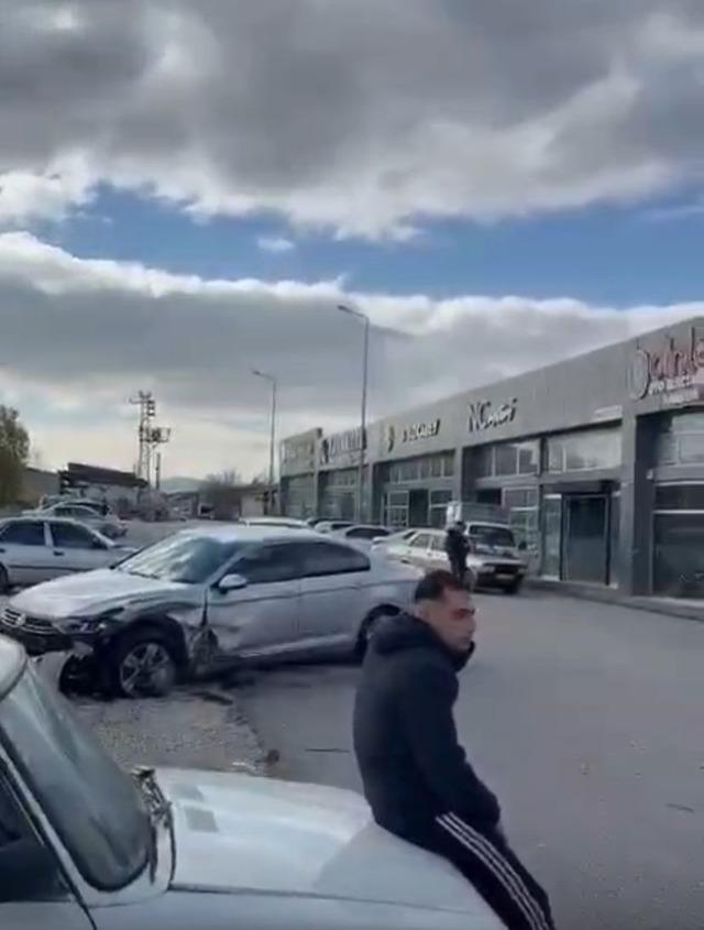 Temizlenmesi için bırakılan lüks otomobili izinsiz alıp 3 araca çarptı: 1 yaralı 2
