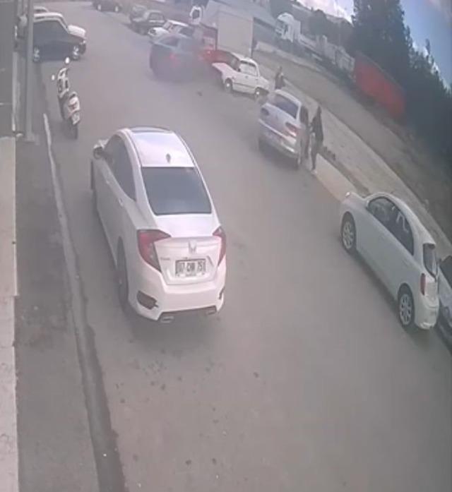 Temizlenmesi için bırakılan lüks otomobili izinsiz alıp 3 araca çarptı: 1 yaralı 1