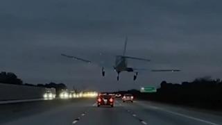 ABD’de hayrete düşüren uçak kazası! Seyir halindeki aracın üzerine düştü