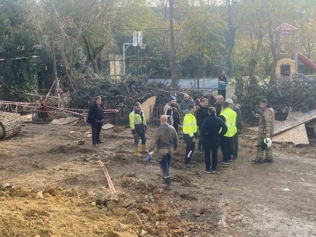 Kadıköy’de inşaat şantiyesinde işçi çukura düşerek yaralandı 4