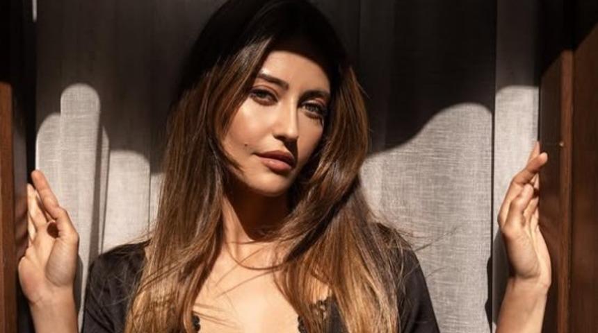 &Uuml;nl&uuml; model Tuğba Melis T&uuml;rk Umre'ye gitti! Tesett&uuml;rl&uuml; hali g&uuml;ndem oldu