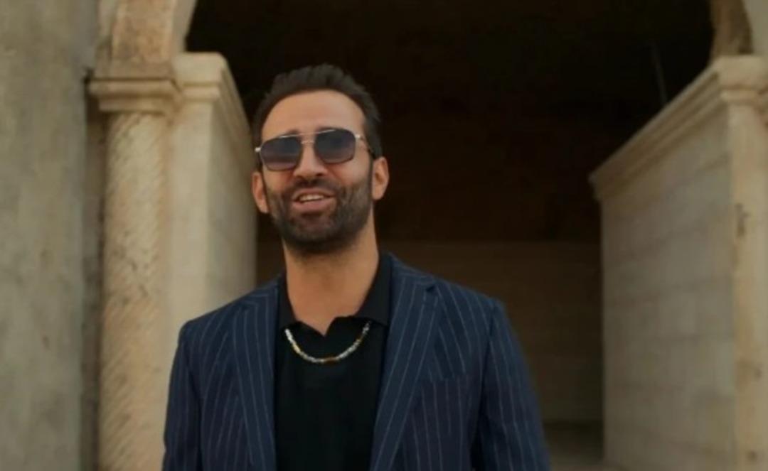 Uzak Şehir in Demir i Ferit Kaya ya hayranlarından yoğun ilgi! Eşinin bakışları dikkat çekti 1