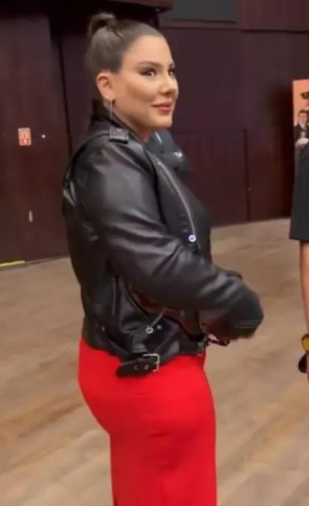 Uzak Şehir in Demir i Ferit Kaya ya hayranlarından yoğun ilgi! Eşinin bakışları dikkat çekti 3