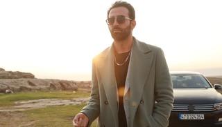 Hayranları bir anda etrafını sardı! Eşi ne olduğunu şaşırdı