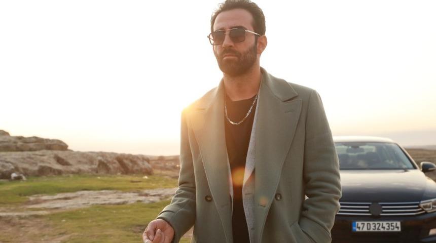 Uzak Şehir'in Demir'i Ferit Kaya'ya hayranlarından yoğun ilgi! Eşinin bakışları dikkat çekti 