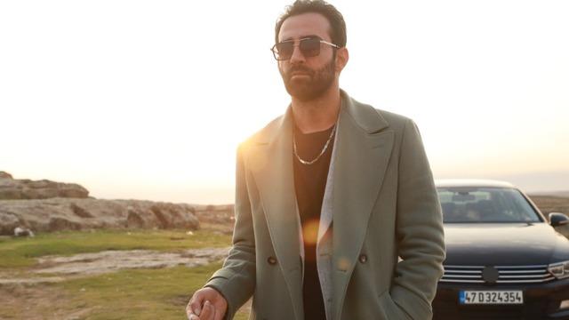 Uzak Şehir'in Demir'i Ferit Kaya'ya hayranlarından yoğun ilgi! Eşinin bakışları dikkat çekti 